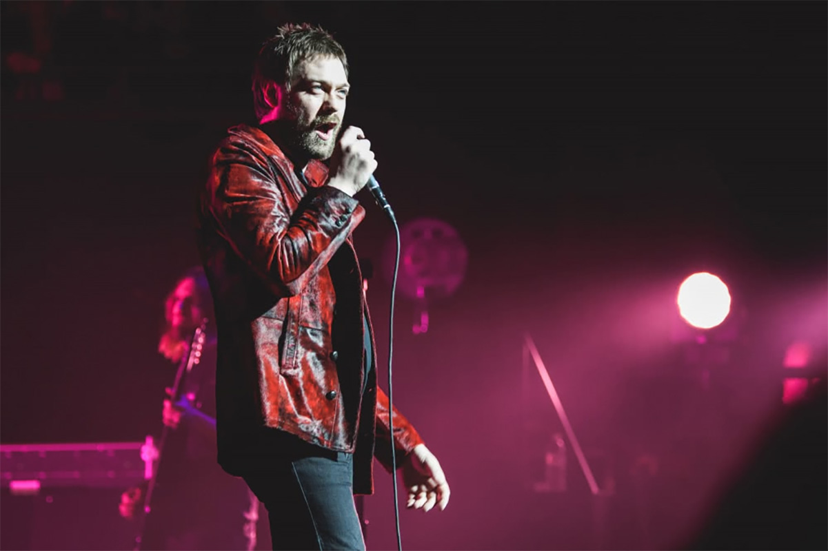 Tom Meighan of Kasabian performing in Sydney in 2017