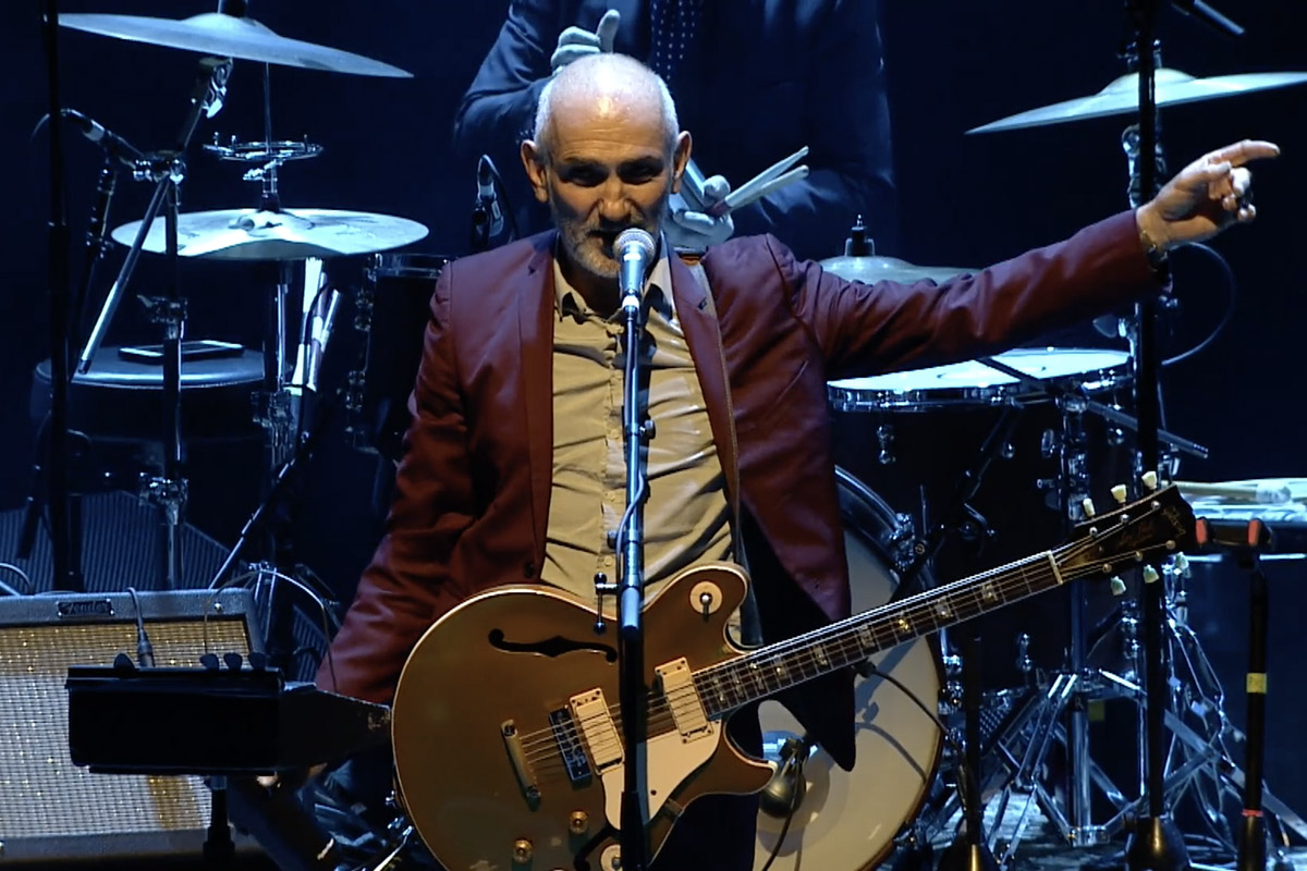 Image of Paul Kelly performing live.
