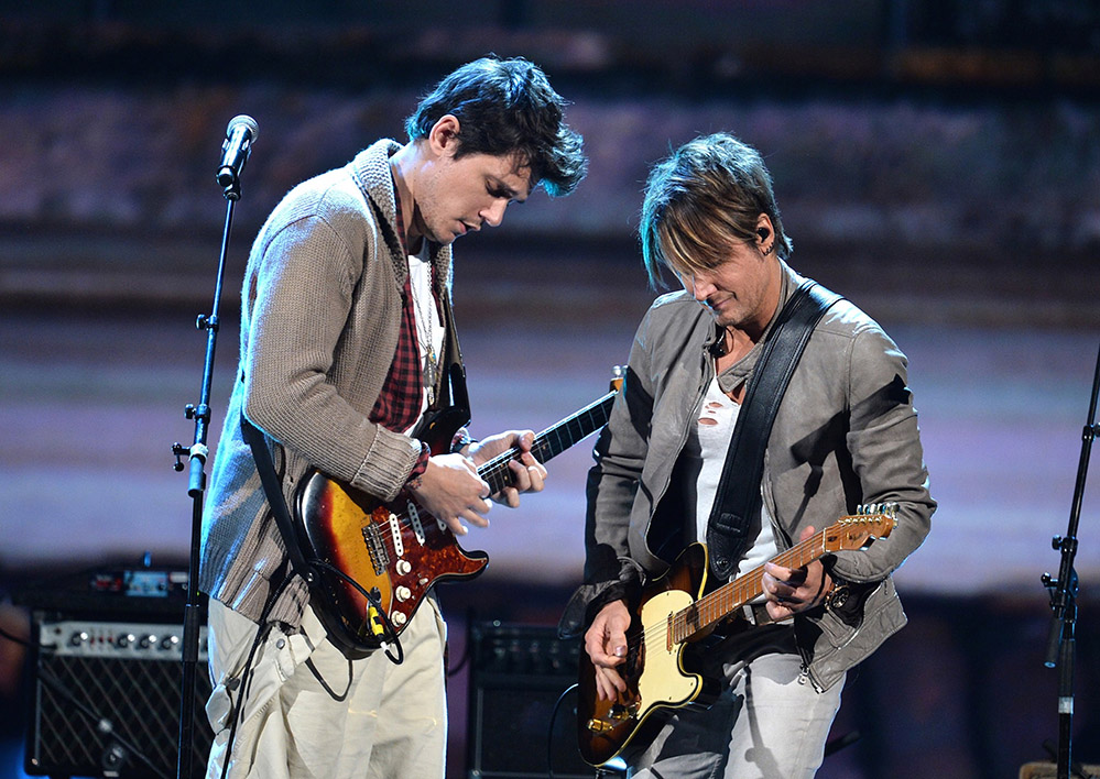 Keith Urban performing with John Mayer