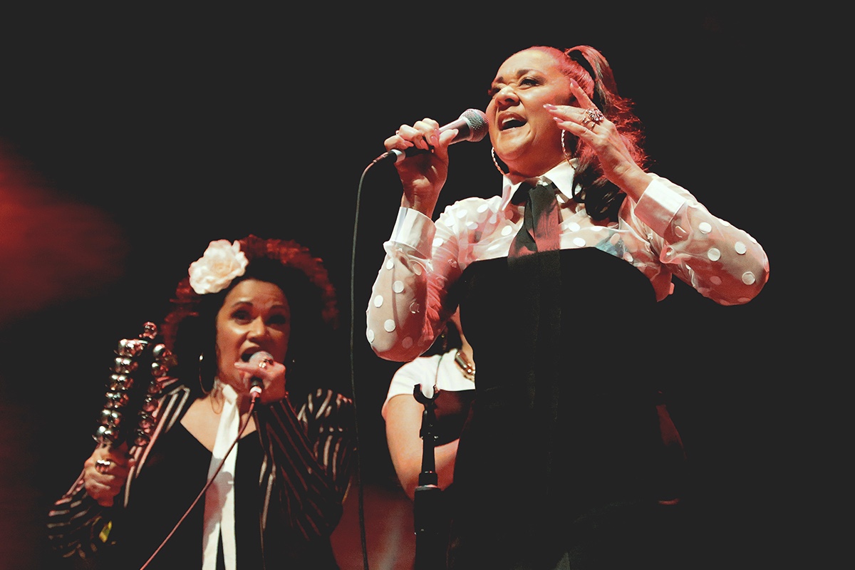 Vika and Linda Bull